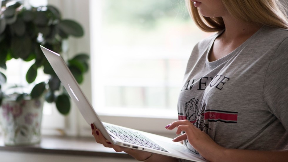 Det digitala är vardag, även när det kommer till politik. Men inför valet i höst är det ändå tydligt att svenskarna skiljer på olika plattformar när det kommer till att lita på det politiska innehållet – även om mycket är online. Arkivbild.