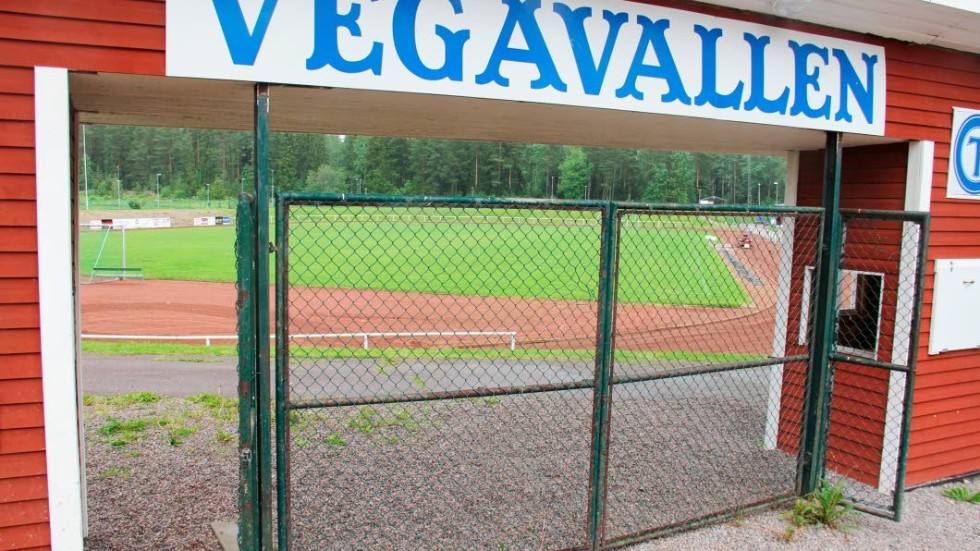 Vem ska egentligen äga Vegavallen? Den frågan är återigen en politisk stridsfråga.