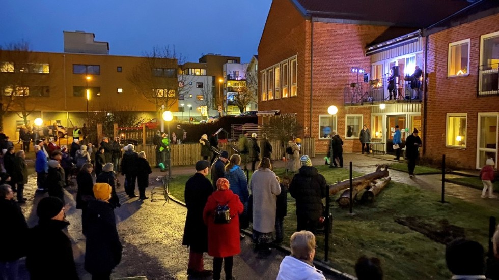 Så här såg det ut under fjolårets nyårspromenad i Motala, under samlingen vid församlingshemmet.