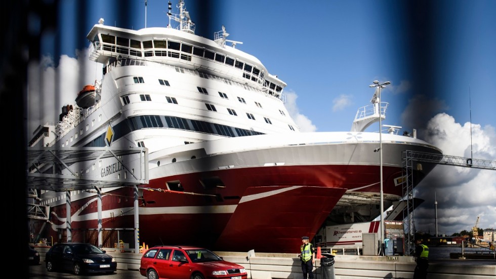 Resenärer vid Viking Line terminal på Stadsgården i Stockholm. Arkivbild.