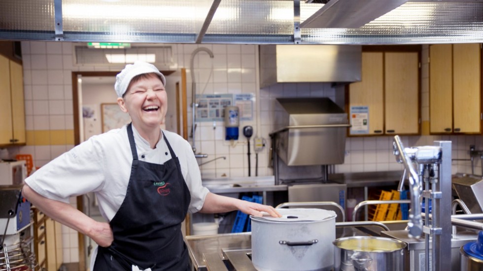 "Jag tycker att det är jättebra kvalitet på maten, det är fina råvaror och finns ingenting att klaga på", säger Marita Olofsson, som har trivts som uppskattad kock i Stångas skolkök.
