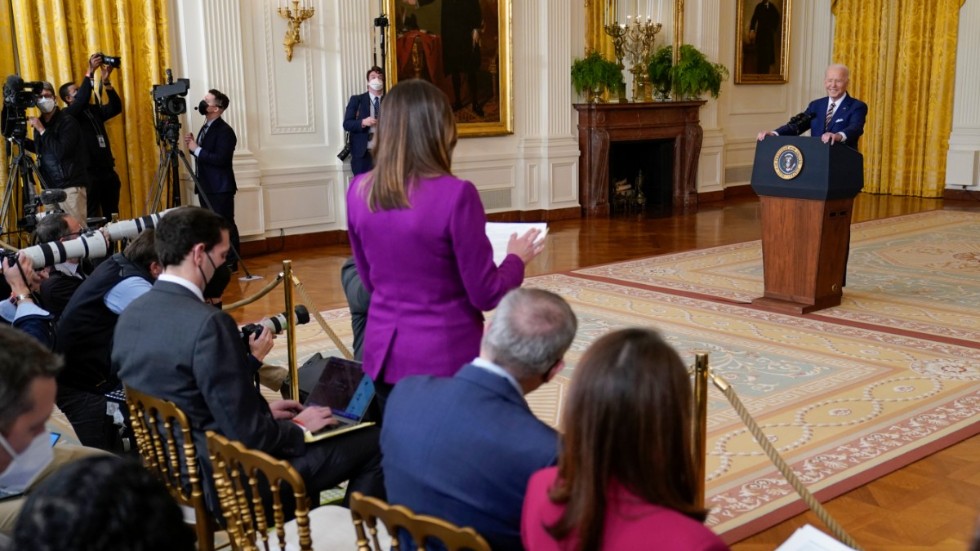 President Joe Biden lyssnar till frågor under onsdagens presskonferens i East room i Vita huset.