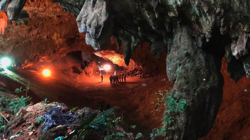 "The rescue" skildrar räddningsinsatsen för att få ut de tolv pojkarna och deras 25-åriga tränare från den översvämmade grottan i Thailand. Pressbild.