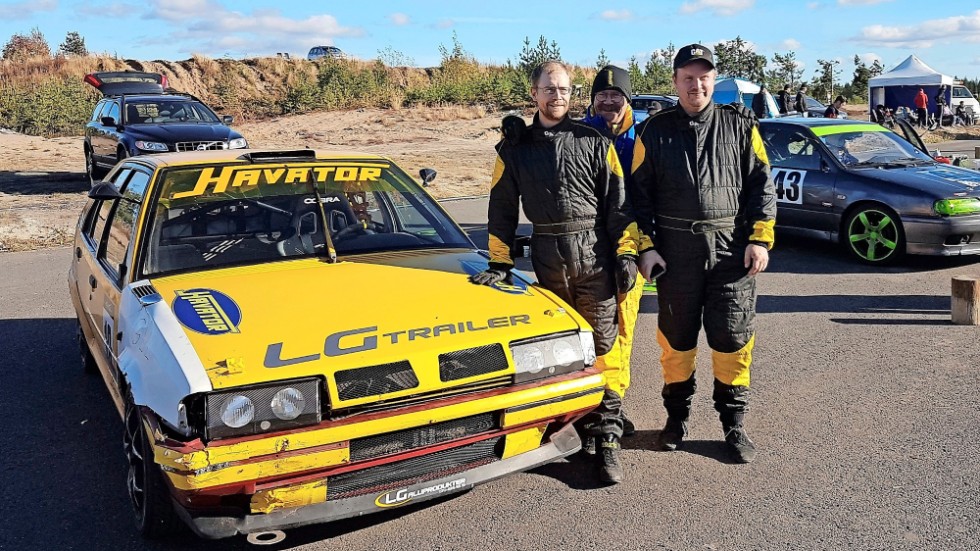 TOG ANDRAPLATSEN. Forsman Motorsport vann sista deltävlingen och blev tvåa totalt, fr v Tobias Forsman, Benny Forsman och Jonas Forsman.