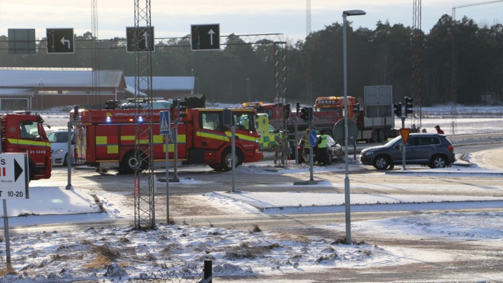 En person fick föras till sjukhus efter kollisionen.