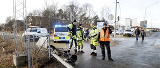 Bilist körde in i rödljus vid järnvägsövergång – tågtrafiken stoppades