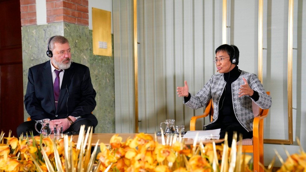 Fredspristagarna Dmitrij Muratov, till vänster, och Maria Ressa, till höger, i Oslo.