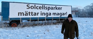 Han står bakom banderollprotesten mot solcellsparken