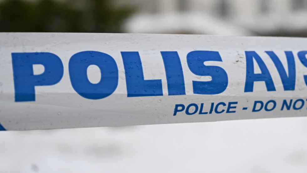 Polisavspärrningar vid huset där insatsen mot de båda misstänkta genomfördes i tisdags.
