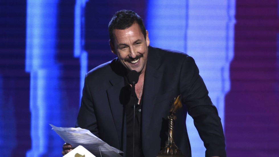 Adam Sandler under sitt tacktal efter att ha prisats för "Uncut gems" vid Independent spirit awards i februari 2020. Arkivbild.