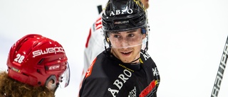 Anton Carlsson om allsvenska hockeylivet: "Allt lite bättre" • Gjorde sin första poäng – möter serieledarna