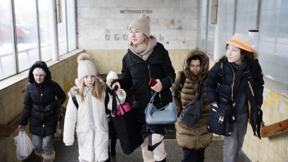 Vid tunnelbanestationen Obolon Metro Station tar Alona Sirenko och hennes sexåriga dotter Olga skydd.