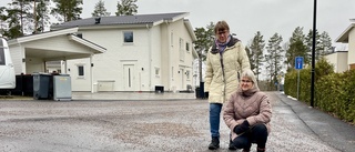 Kritik mot halvfärdig asfaltering i bostadsområde: "Duttat lite här och där" ✓Kommunen: Färdigställandet dröjer flera månader