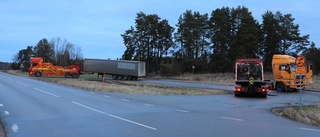 Lastbil ställde sig på tvären – läckte 800 liter diesel