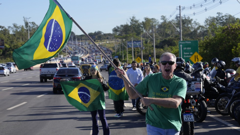 Bolsonaroanhängare väntar på expresidentens återkomst utanför flygplatsen i Brasília.