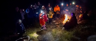 Läskiga spökhistorier på halloween-vandring