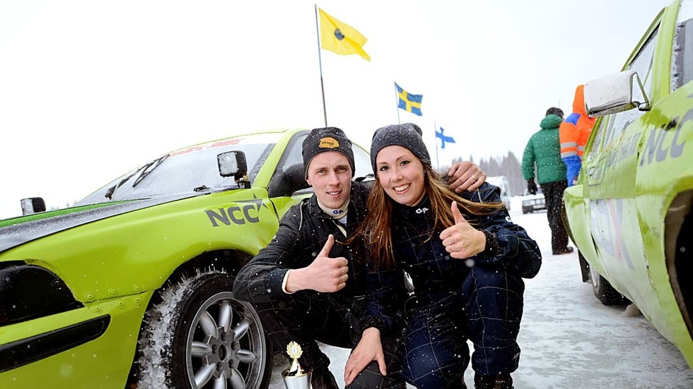 PREMIÄRLYCKA. Racing­paret Andreas Sandberg och Alexandra Karlsson slog till med guld och brons under helgen – trots att det var första istävlingarna för de båda.