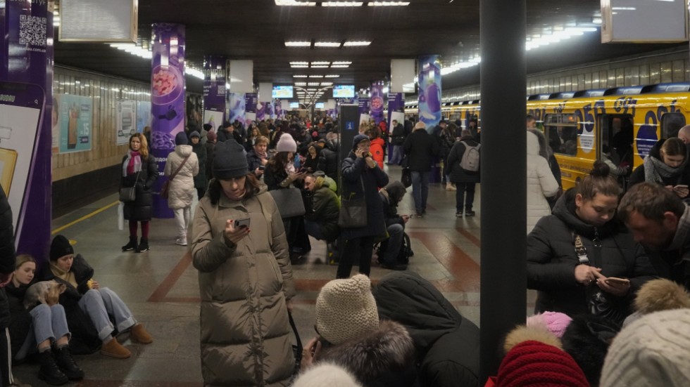 Människor som tar skydd i tunnelbanestation i Kiev.