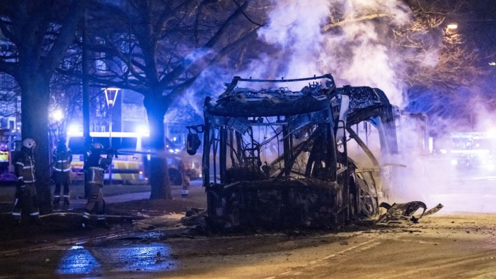 En 21-åring anhålls misstänkt för att ha satt eld på en stadsbuss. Arkivbild.