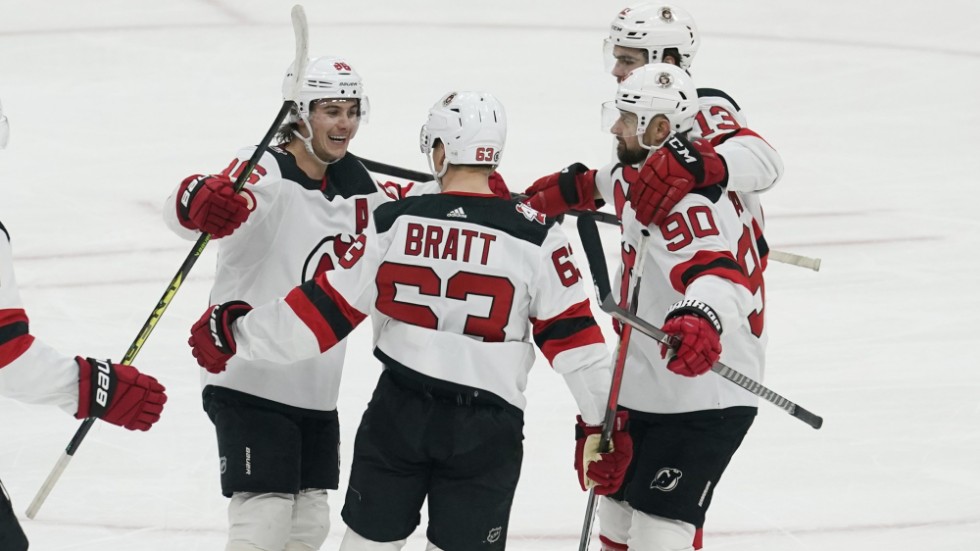 New Jersey Devils Jesper Bratt gratuleras av lagkamraterna efter målet i första perioden.