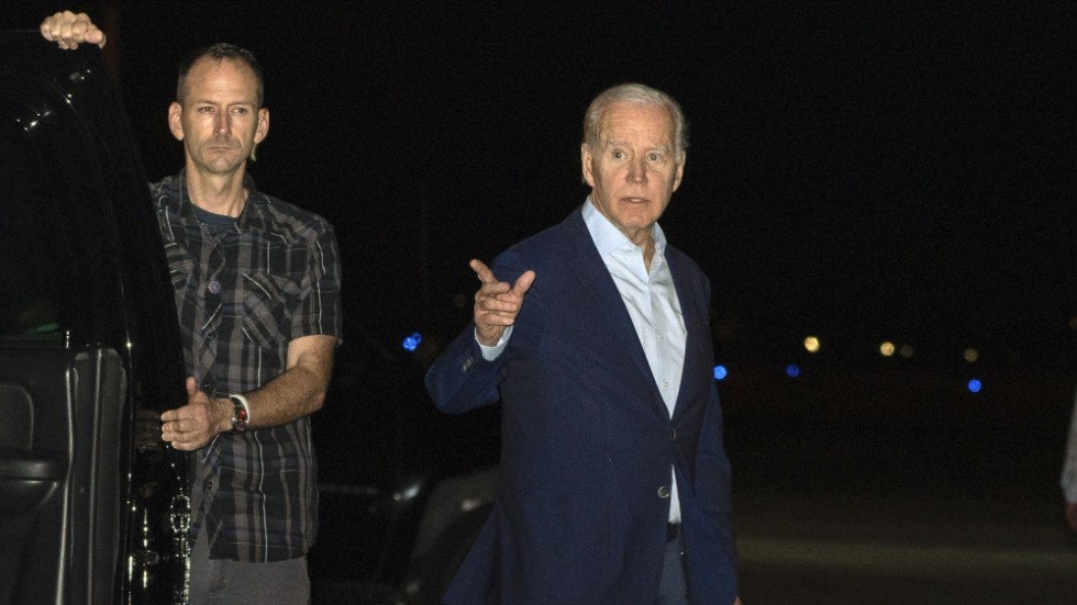 USA:s president Joe Biden skrev under luntan på Amerikanska Jungfruöarna.