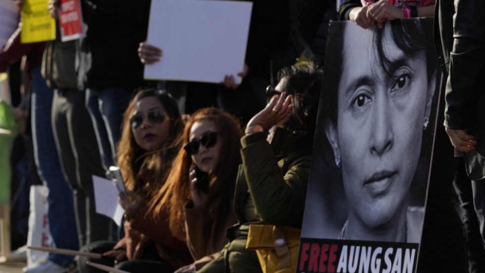 Demokratiaktivister protesterar i februari i samband med att det gått ett år sedan en militärjunta tagit makten i Myanmar och avsatt Aung San Suu Kyi.