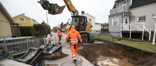 Lastbil började sjunka genom gatan vid vattenläcka