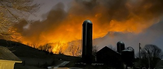 50 vagnar spårade ur och utlöste storbrand