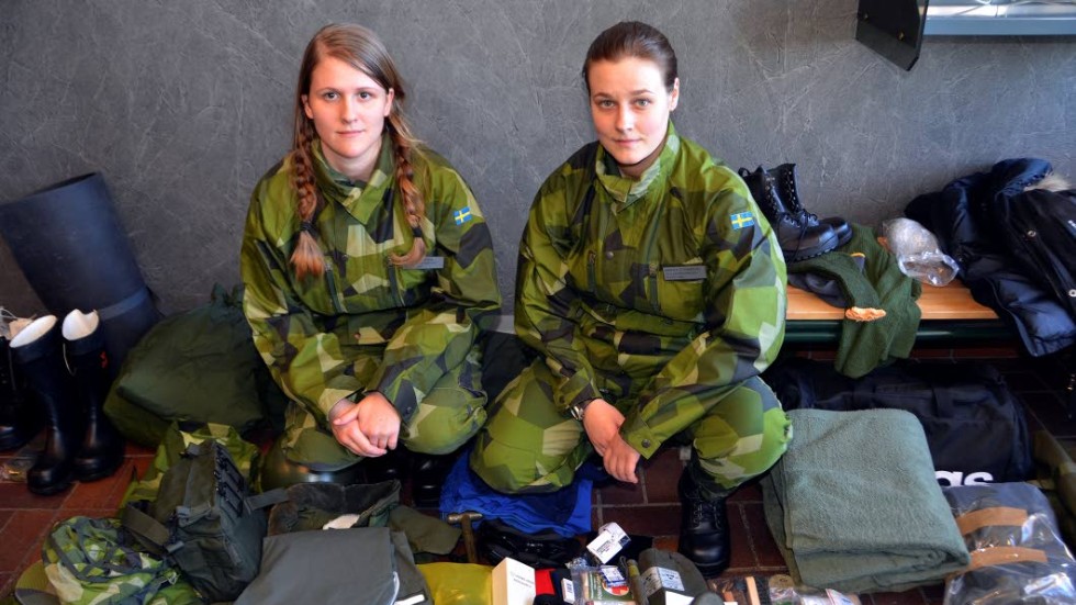 Veronika Brink och Marika Stynsberg ser framemot lumpen eller den grundläggande militära utbildningen under tre månader. ” Sedan är väl bådas tanke att söka som yrkessoldater”, säger tjejerna.