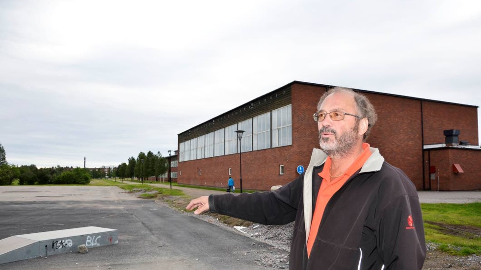 UPPRÖRANDE. Ulf Normark är en av många gällivarebor som är upprörd över att man rivit ishockeyrinken vid Sjöparkskolan, innan detaljplanen om en is- och evenemangsarena på platsen har gått igenom.