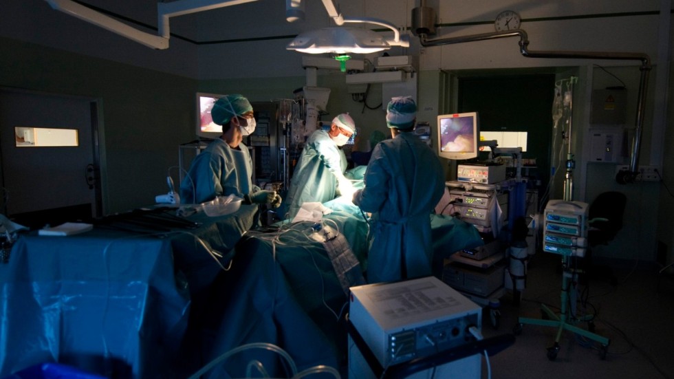 Operationen genomförs med titthålskirurgi med sövning för kvinnor och öppen kirurgi för män.