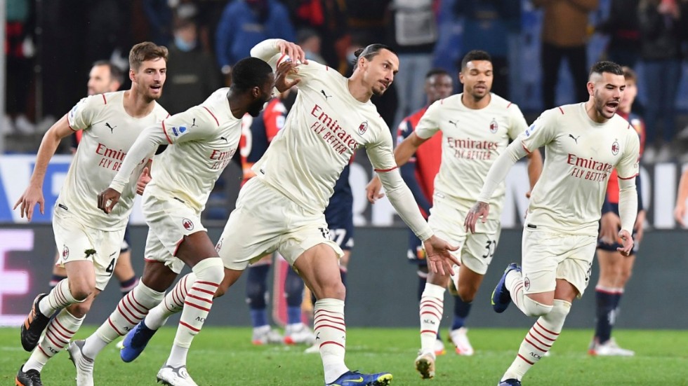 Zlatan Ibrahimovic vill fortsätta i Milan livet ut, säger han i italiensk tv. Här firar hansitt öppningsmål för Milan i torsdagens bortamöte mot Genoa.