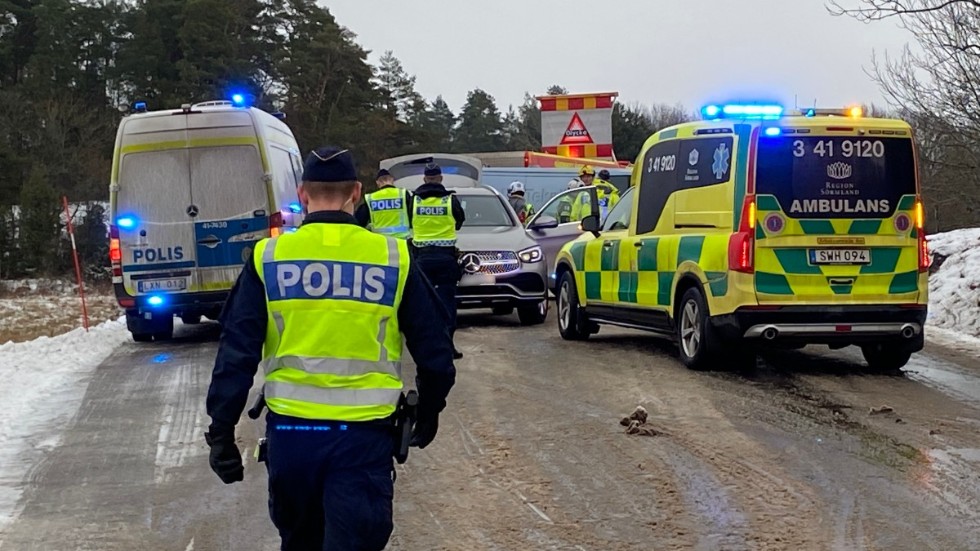 Polis, ambulans och räddningstjänst larmades under fredagseftermiddagen till en frontalkrock i Jäder utanför Eskilstuna.