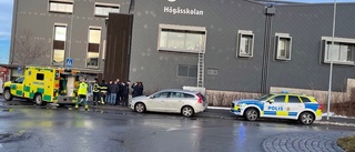 En till sjukhus efter olycka på skola