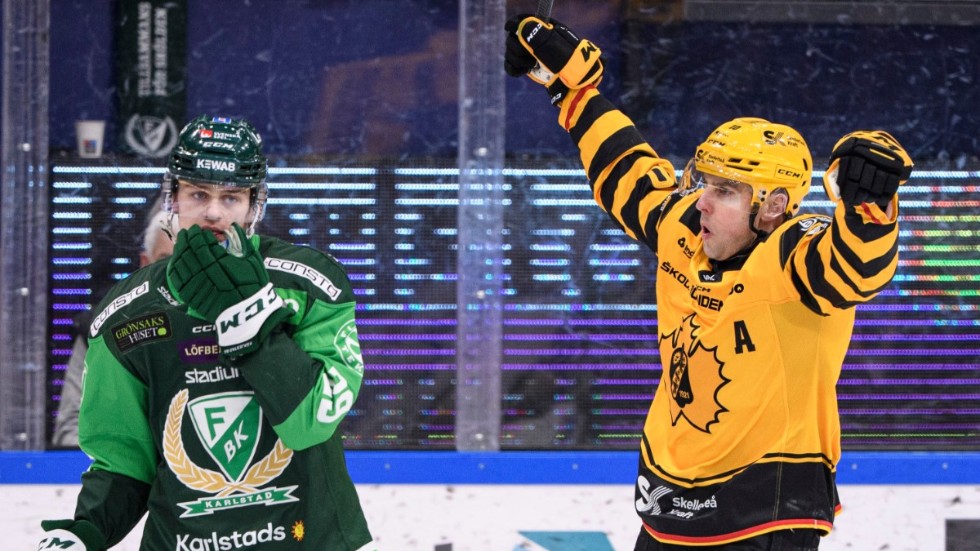 Joakim Lindström jublar efter ett av sina tre mål i Skellefteås 5–1-seger borta mot Färjestad.