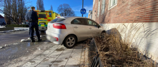 Bilist körde in staket vid bank i centrala Enköping 