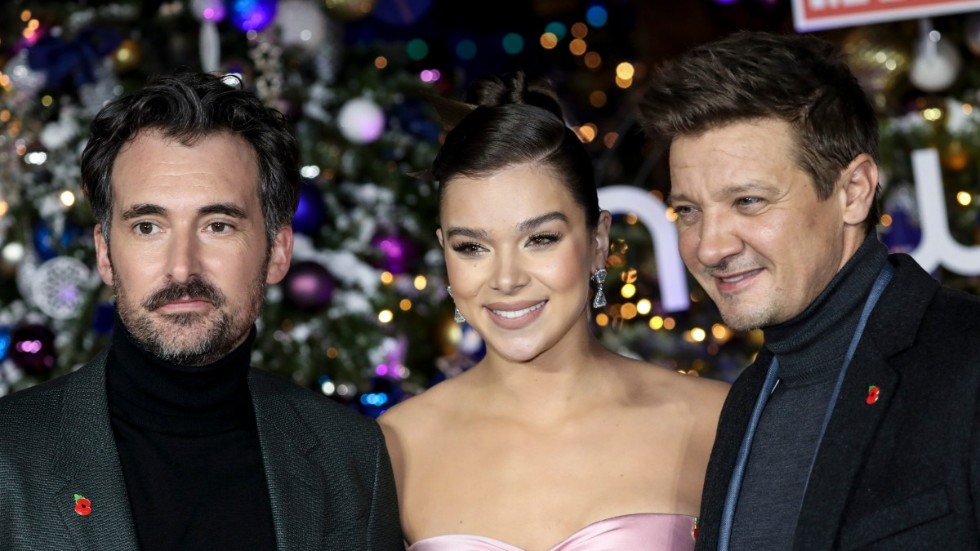 Rhys Thomas, Hailee Steinfeld och Jeremy Renner poserar för fotografer inför premiärvisningen av "Hawkeye" i London. Arkivbild.