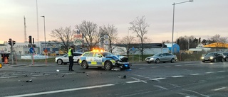 Polisbil på utryckning i trafikolycka i korsning