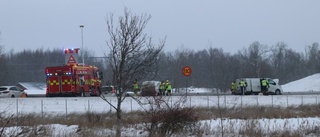 Skåpbil körde in i mittbarriär