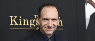 Ralph Fiennes lever ut sin actionhjälte