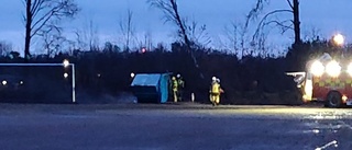 Brand i container flammade upp igen