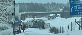 Militärkonvoj hamnade i diket på E4 i Åbyn • Förband från Enköping på väg till en övning i Boden • Två till sjukhus: "Chockade"