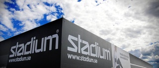 Stadium flyttar – och varslar