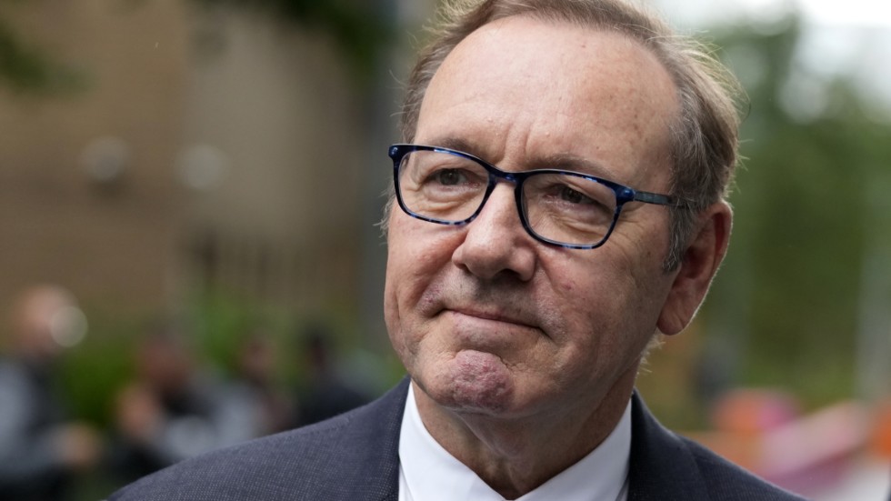 Kevin Spacey på väg in i domstolen på måndagen.
