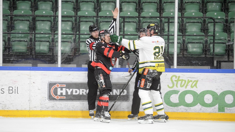Gruff vid sargen. Både Joel Myrberg Andersson i NSK och Daniel Andersson i Enköping blev utvisade.