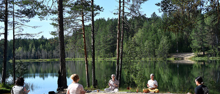 Final på popupyoga i sommarsol vid sjö: "Jättelyxigt!"