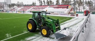 Konstgräsplanerna snöar igen – 14 av 18 får vänta på att röjas