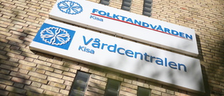 Timslång väntetid på vaccin vid vårdcentral – fick vänta stående