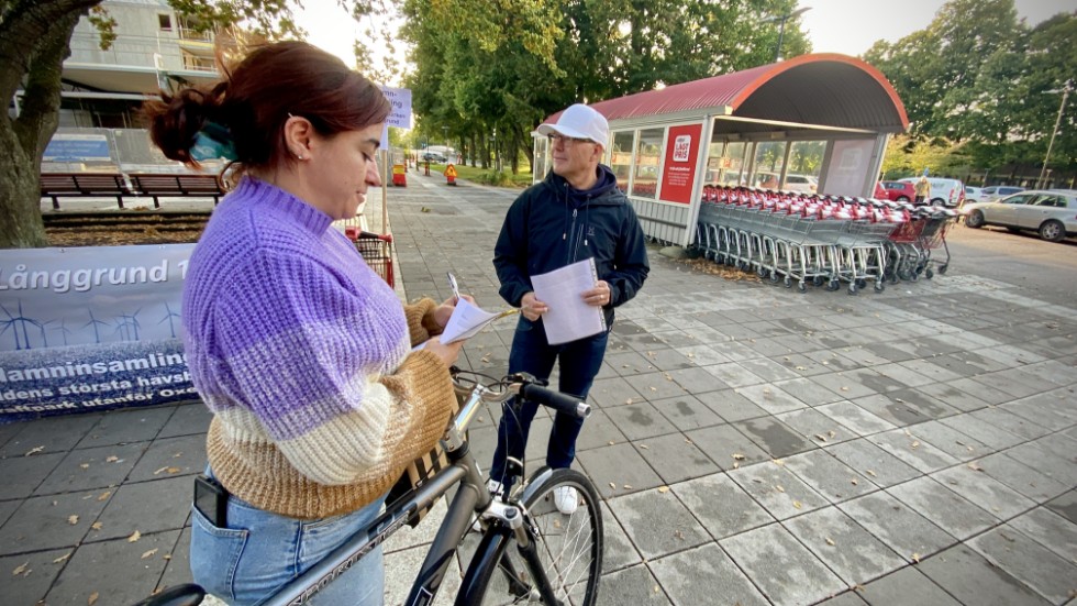 Katrin Lerarp skriver under en namninsamling mot vindkraftparken som precis startats. Tanken är att lokalpolitikerna ska få namnlistan innan de ska ta beslut om det kommunala vetot.