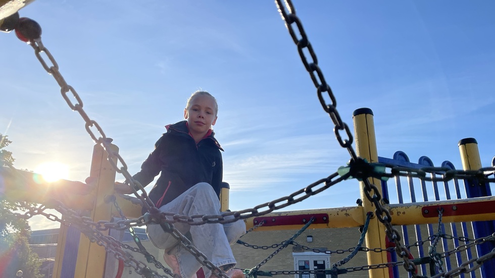 Den nuvarande lekparken på baksidan kommer att rivas och en ny byggas upp. Det tycker Livia Immo, 9, är jättebra.